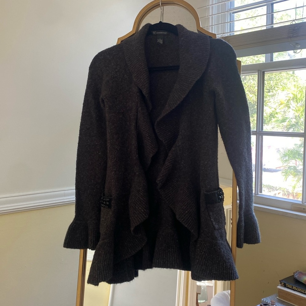 Ruffle cardigan in speckled dark grey from INC